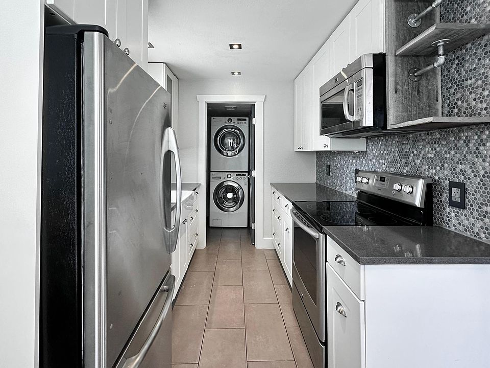 Remodeled kitchen w/ quartz