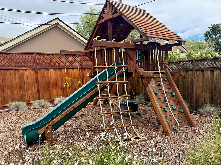 Kids play structure