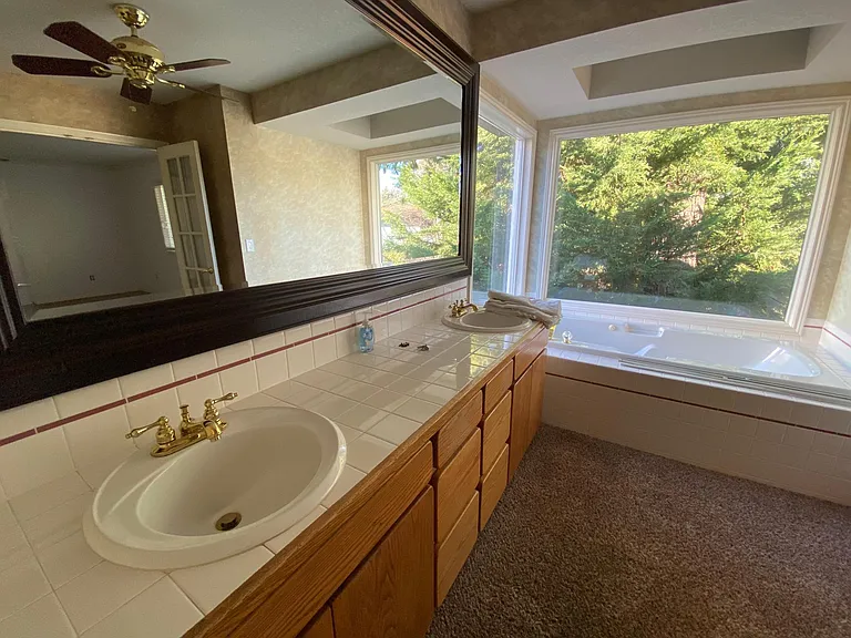 SE Crown Ct — Photo 12