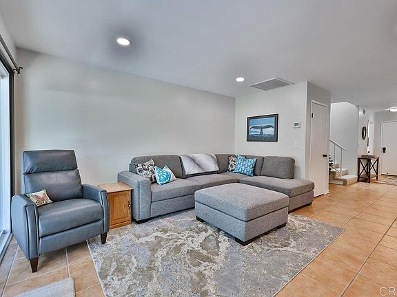 5th image of 920 E Ave