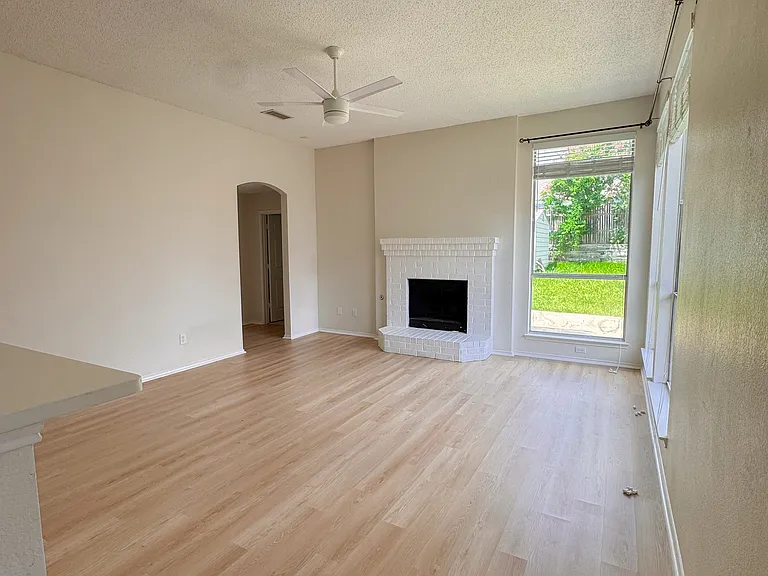 7015 Hillwood Dr — Photo 8