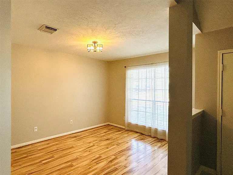 1404 Helmsley Dr — Photo 5