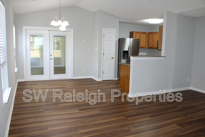 3 bed, 2.0 bath, 1303 sqft, $2,000 — Photo 4