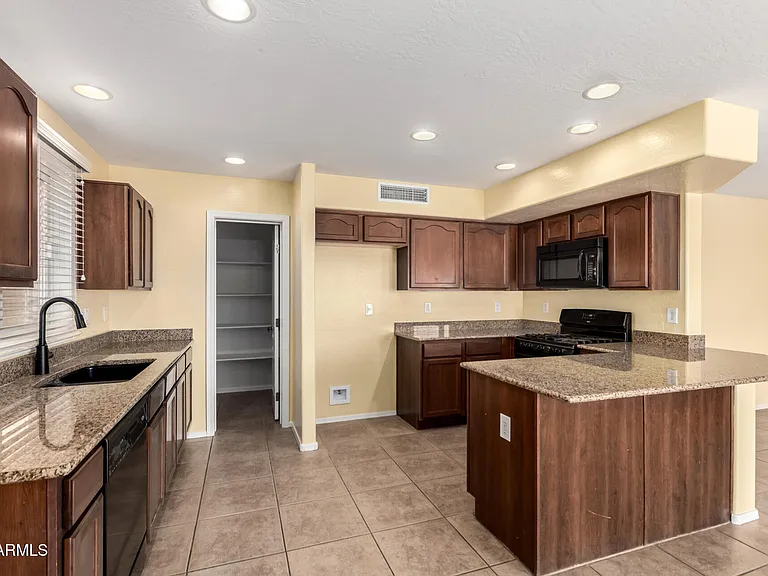 18103 W Smokey Dr — Photo 9