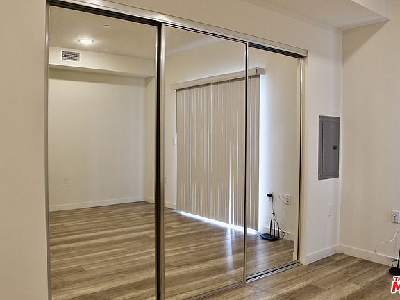 5th image of 1025 S Berendo St #204