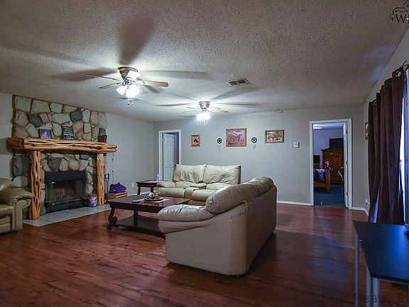 3rd image of 408 W Pecan Ave