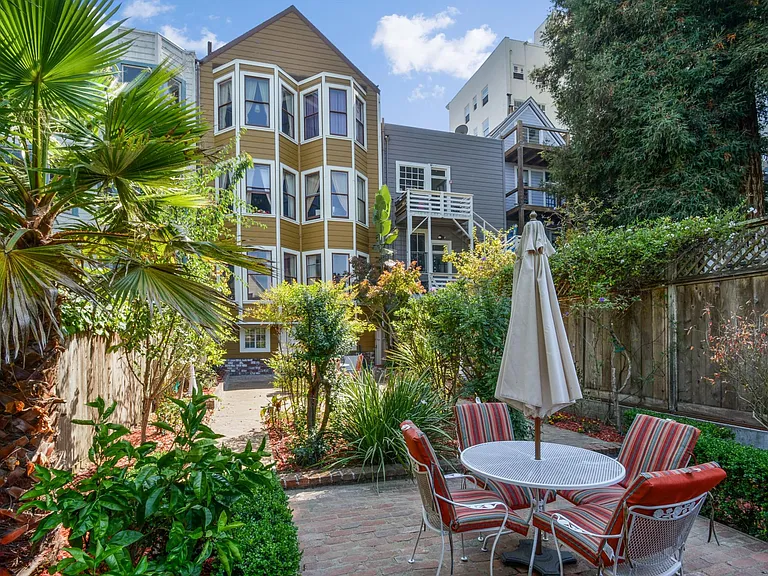 Massive backyard area for work/relaxation (shared fence w/Painted Ladies)