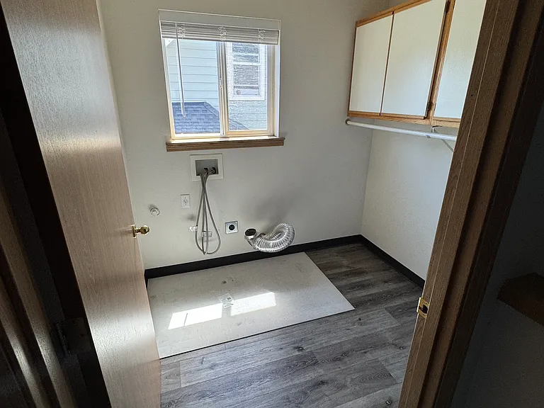 231 SE Elliott Ave #1 — Photo 4