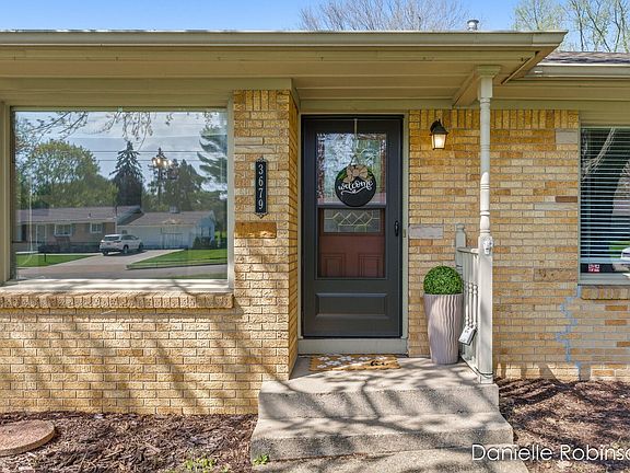 5th image of 3679 Yellowstone Dr SW