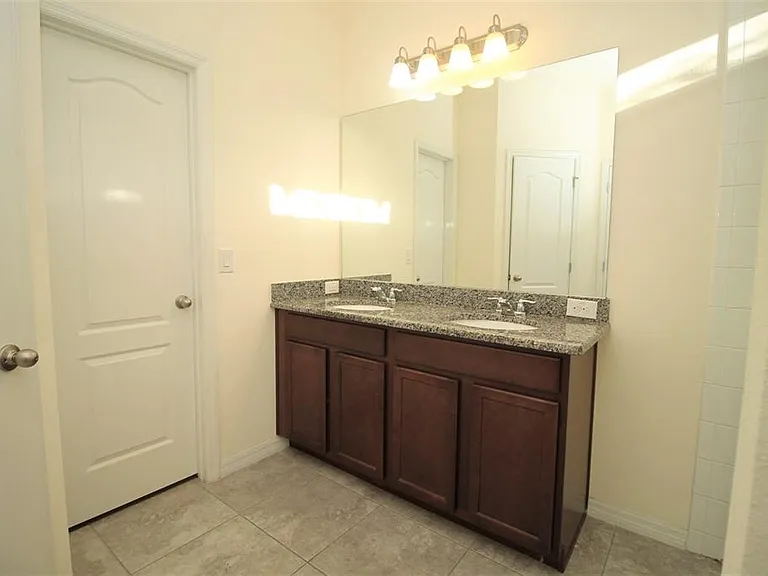 1050 Nathan Ridge Rd — Photo 6