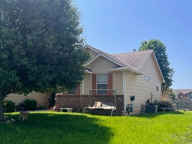 2nd image of 913 Country Ln