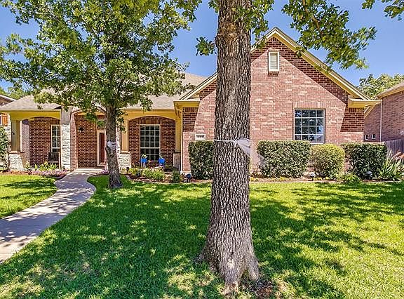 3rd image of 923 Royal Oak Ln