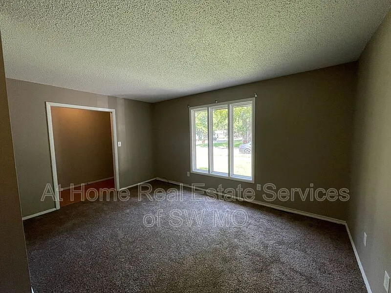 3 bed, 2.0 bath, 1368 sqft, $1,325 — Photo 2