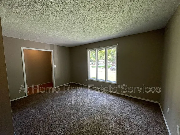 1236 W Winkler St — Photo 2