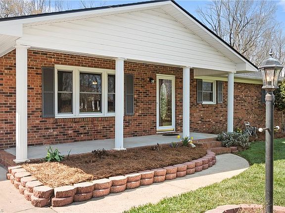 4th image of 20 Hillside Park Dr