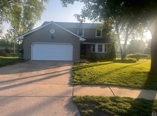 2605 SW Arvonia Pl, Topeka, KS 66614