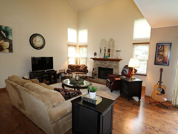 5th image of 622 Heron Way