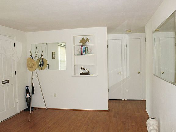 4th image of 4118 Woodsville Dr