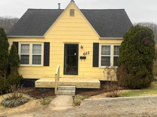 611 Broad St, Weston, WV 26452