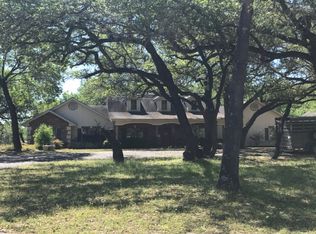236 Southwood Oaks Dr, Floresville, TX 78114
