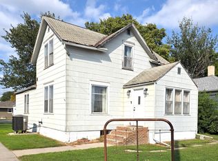 200 N 1st St, Parkston, SD 57366