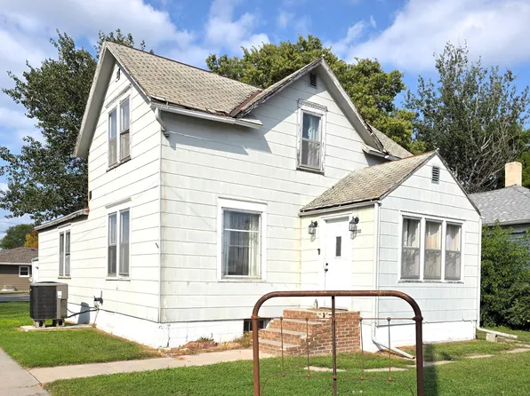 200 N 1st St, Parkston, SD 57366