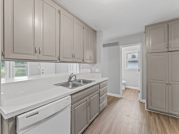 5th image of 9204 Vaughn Ave