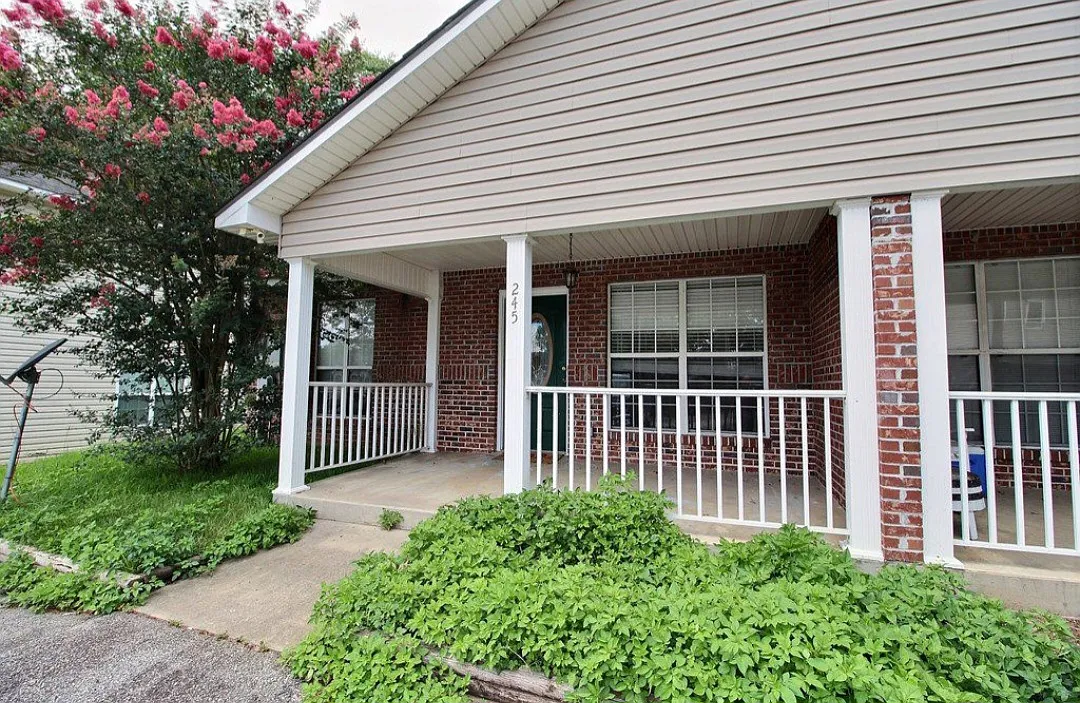 2 bed, 1064 sqft, $1,300 — Photo 1