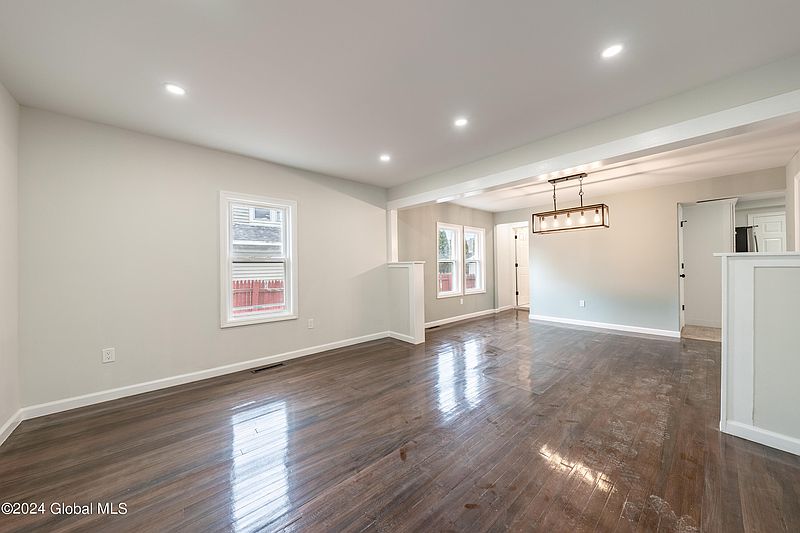 4th image of 2851 Broadway