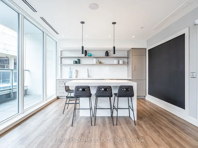212 King William St #816 — Photo 34