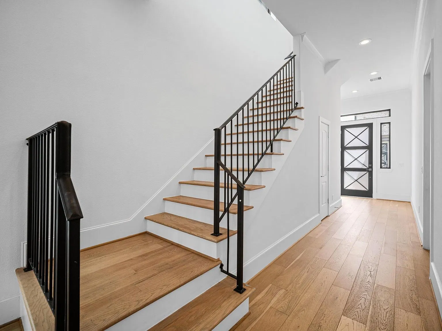 3 bed, 2.5 bath, 2402 sqft, $4,700 — Photo 3