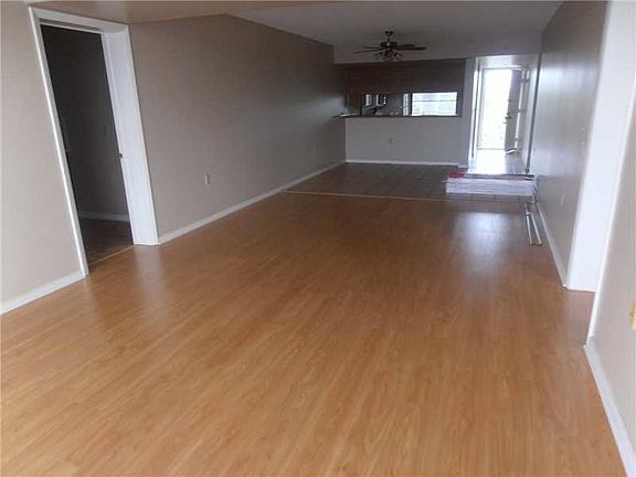 3rd image of 1522 Whitehall Dr APT 403