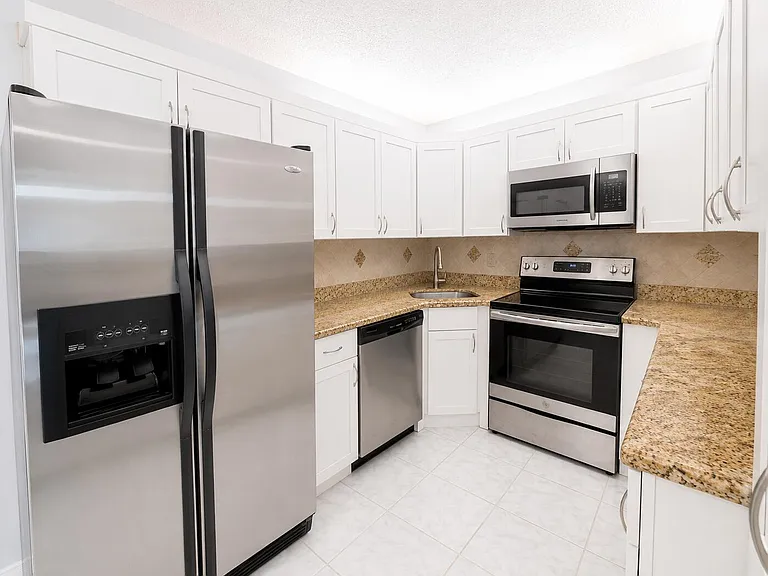 1995 SW Silver Pine Way #119-D1 — Photo 6