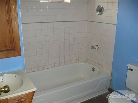 5th image of 3521 Lawrence Ave