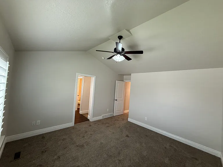 587 N Hills Ct — Photo 17