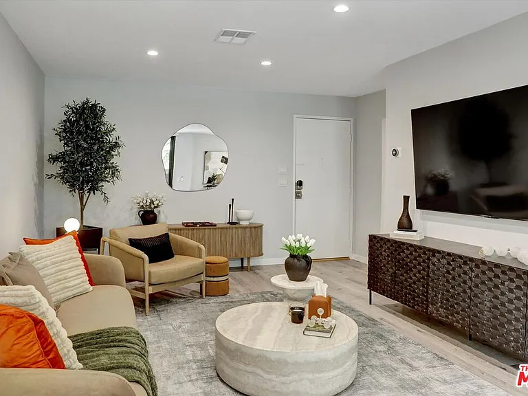 7300 Franklin Ave #346 — Photo 4