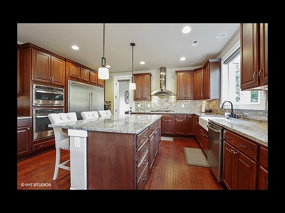 Kitchen and breakfast island