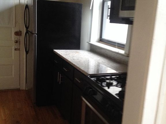 3rd image of 4719 N Leavitt St