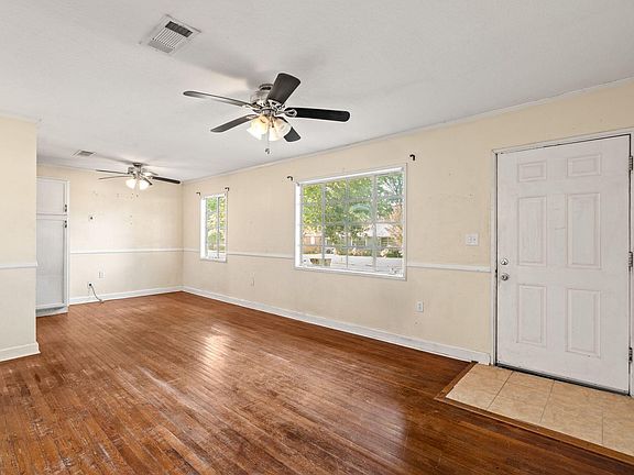 3rd image of 713 Myrtle St