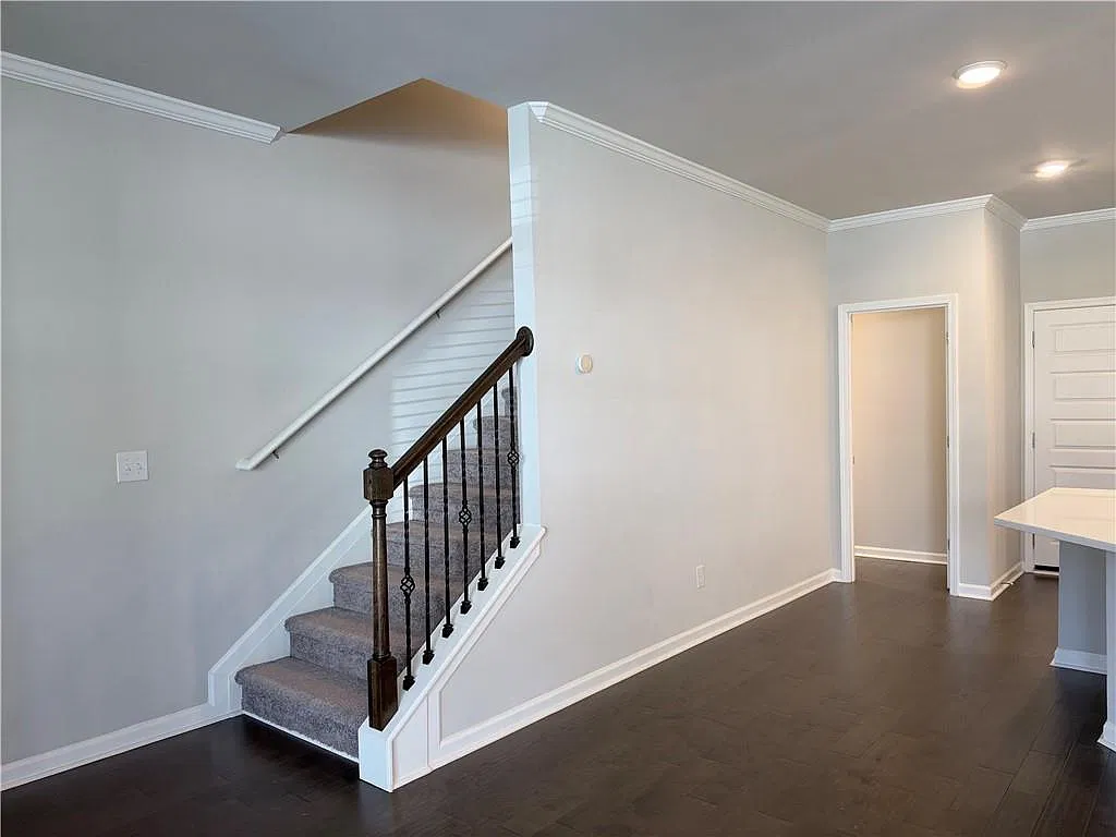 3 bed, 2.5 bath, 1965 sqft, $2,400 — Photo 4