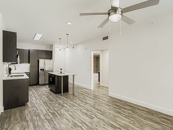 3101 Smith St - Web Quality - 003 - 04 325 Living Room