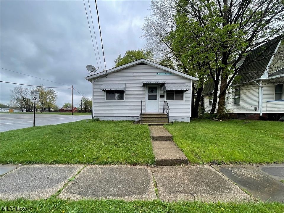 2nd image of 1834 Grace Ave NE