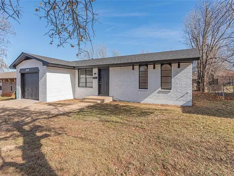 5220 S Briarwood Dr — Photo 1