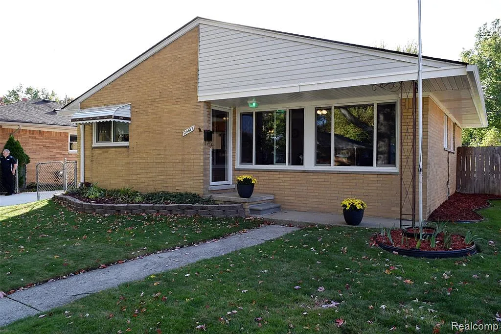 24617 Ursuline St photo 1