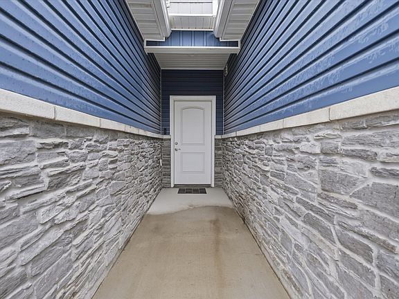 4th image of 10 Cedar Ln