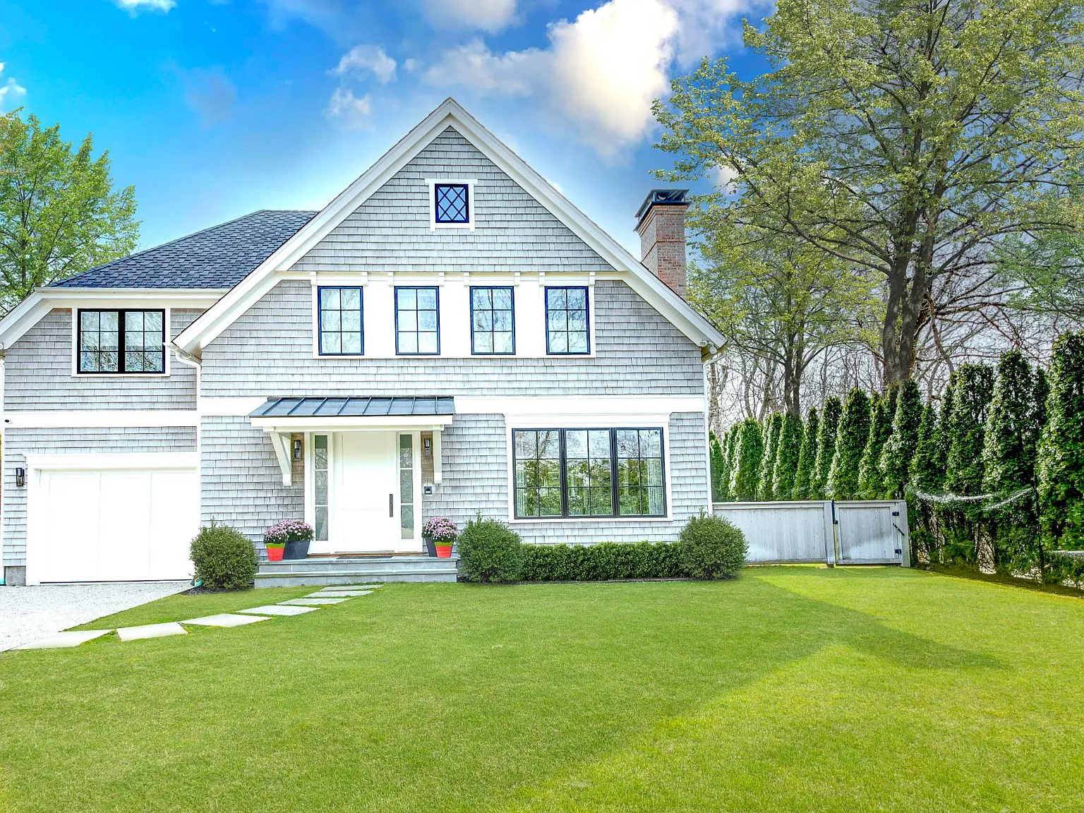 New And Stylish Sag Harbor Village — Photo 2