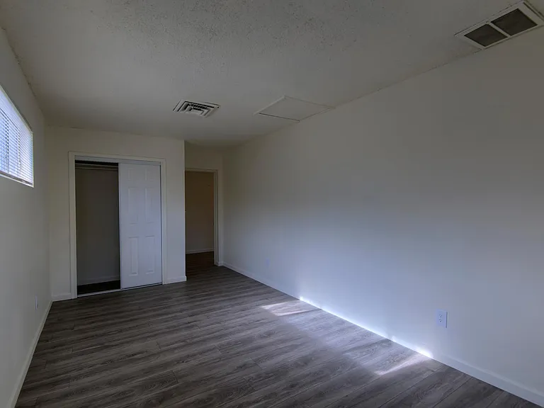 4702 N 48th Ave — Photo 10