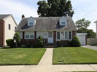 91 Nassau Dr, Albertson, NY 11507