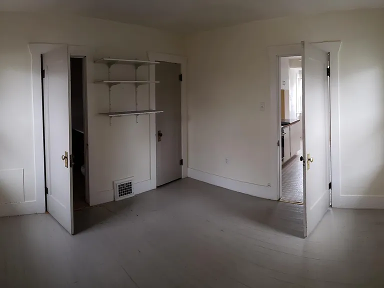 937 E Halliday St — Photo 7