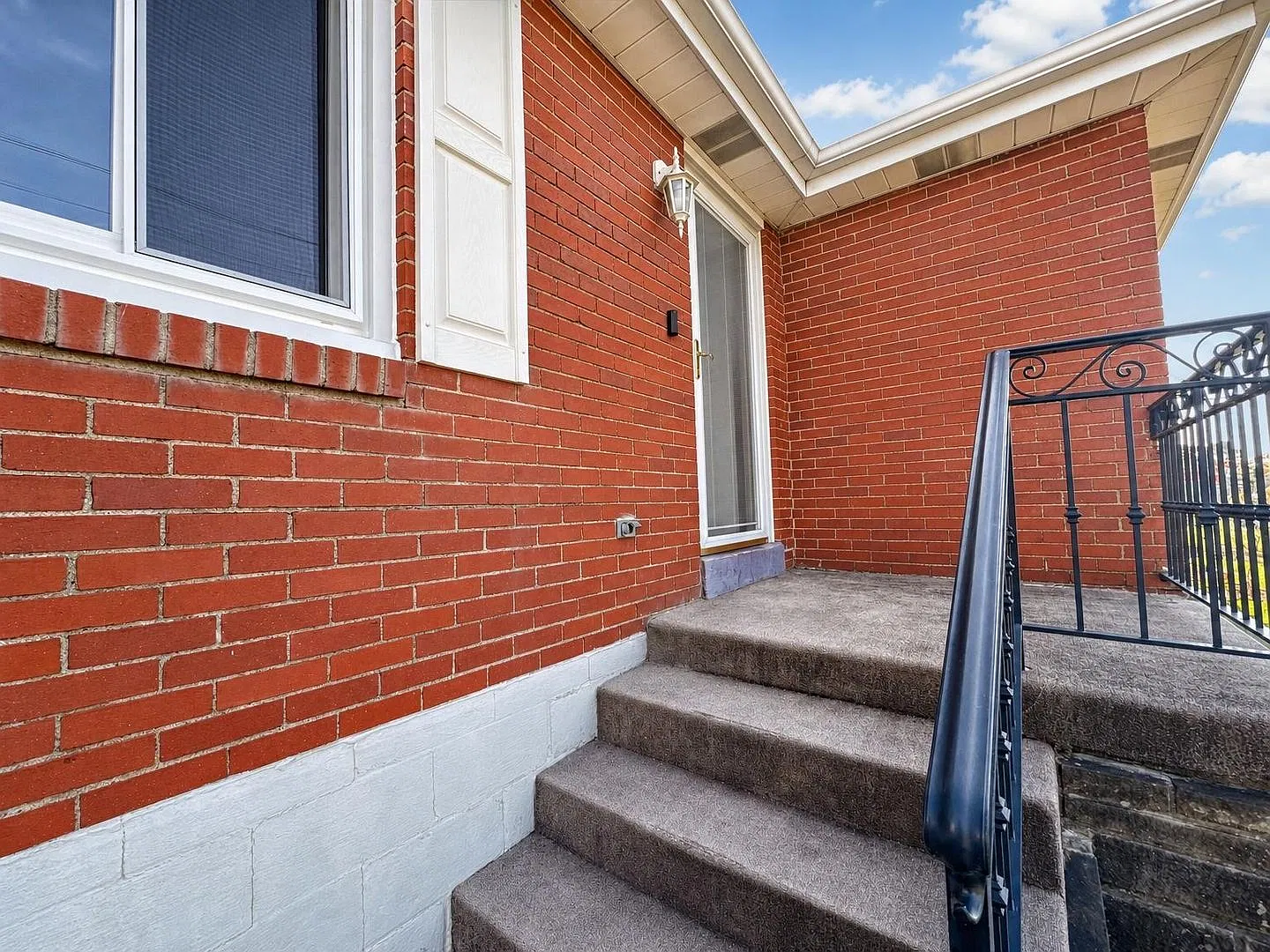 Charming 2 Bed 2 Bath Home in Brookline! — Photo 4